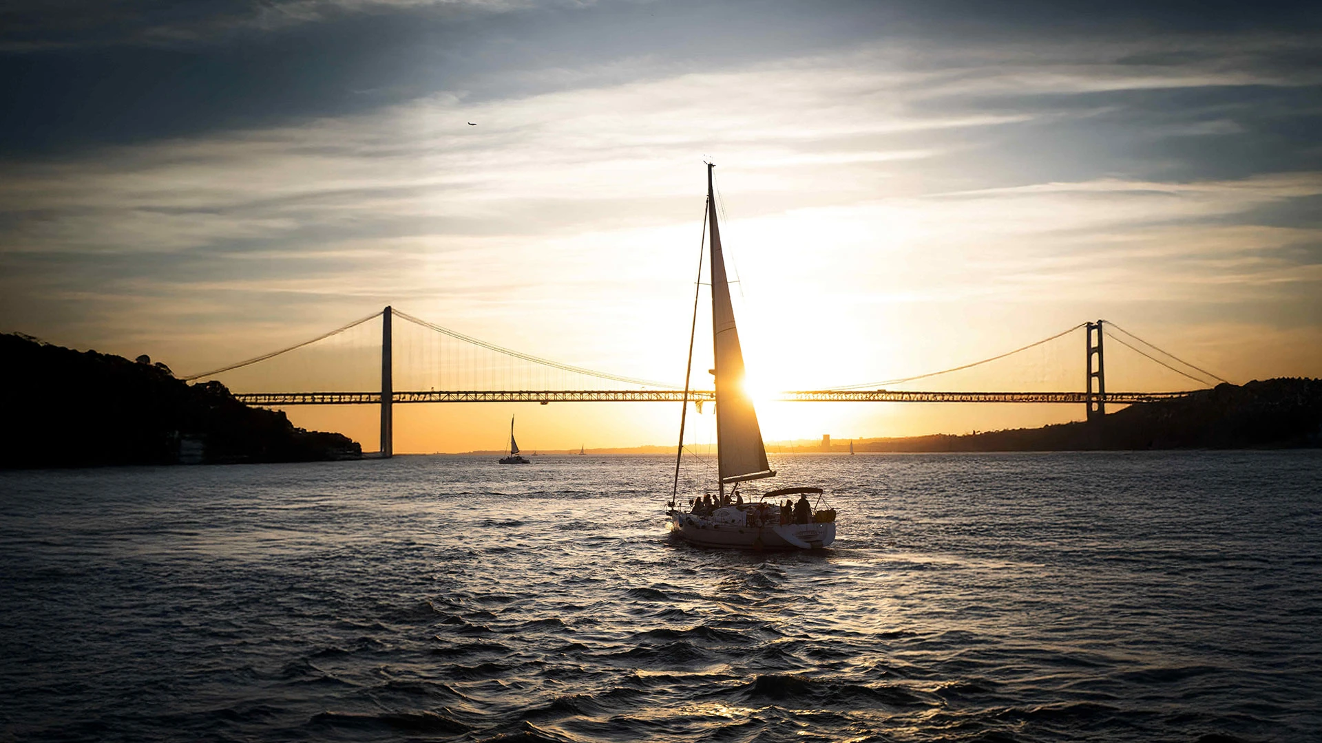Charms of Lisbon: Alfama Tapas Tour and Sunset Sailing